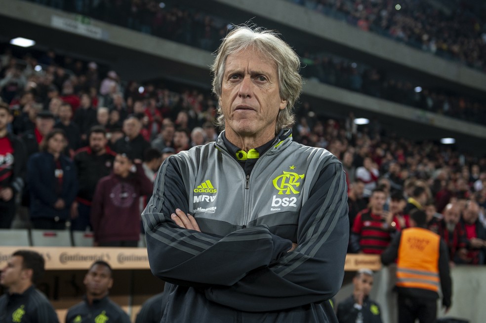 Benfica demite técnico e torcida já sonha com Jorge Jesus
