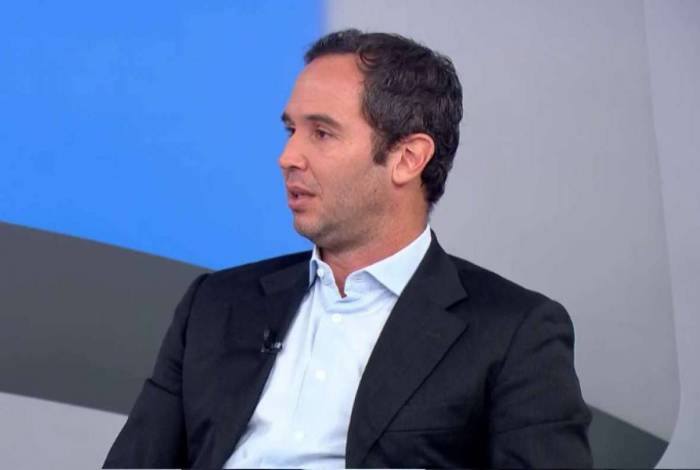Comentarista discute com narradores da Rede Globo ao vivo sobre volta do futebol