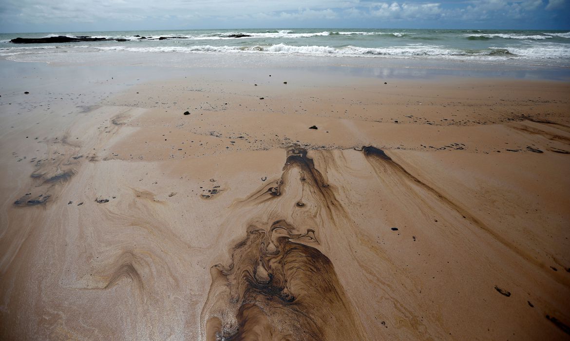 Marinha retira 3 kg de óleo de origem desconhecida em praia do RN