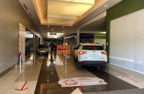 Shopping adota drive-thru e libera carros nos corredores das lojas