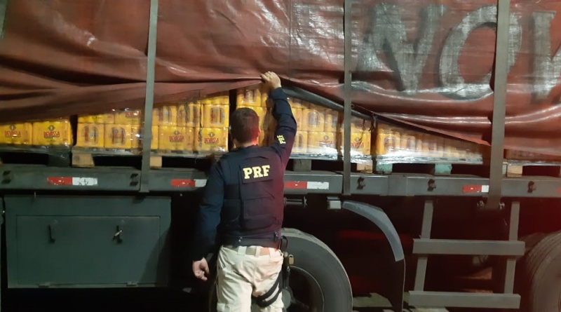 PRF recupera carreta com carga de cerveja e liberta motorista feito refém no RN