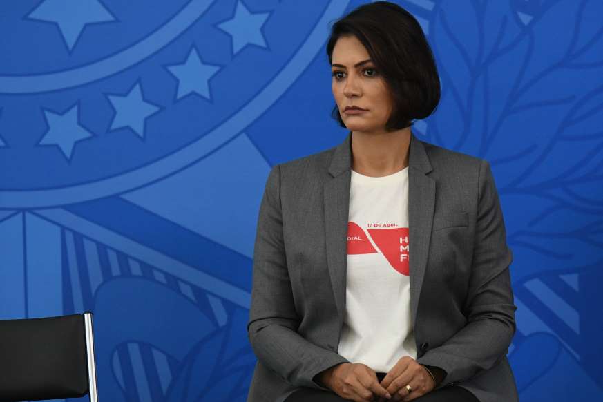 Covid-19: Avó de Michelle Bolsonaro vai para UTI após ser achada caída na rua