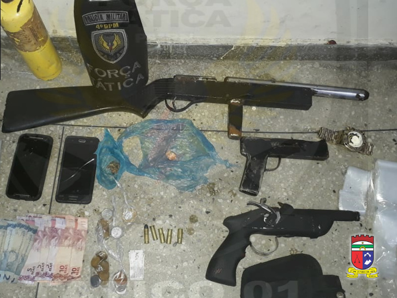 PMs prendem quatro homens com armas e drogas em Natal