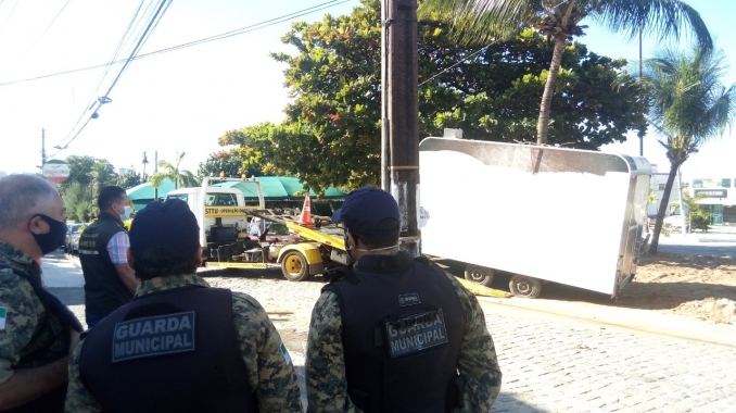 Semurb apreende trailer e autua condomínios por lançamento de esgotos