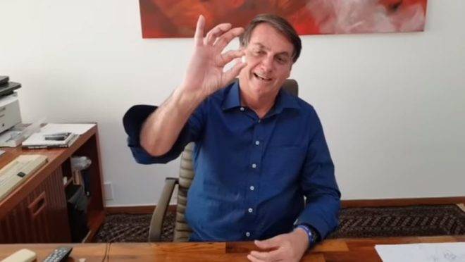Bolsonaro publica vídeo tomando hidroxicloroquina e se diz melhor da Covid-19