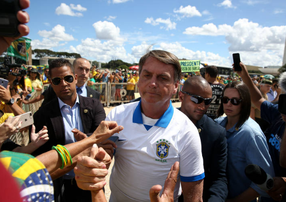Nos últimos 14 dias, Bolsonaro interagiu, sem máscara, com centenas de pessoas