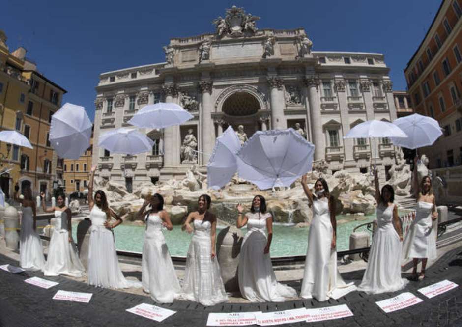 Noivas protestam contra adiamento de casamentos em Roma