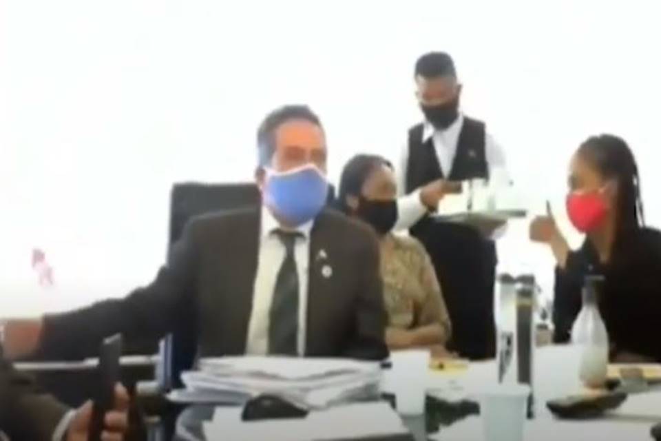 Número 2 do Ministério da Saúde humilha garçom em live e vídeo viraliza; assista