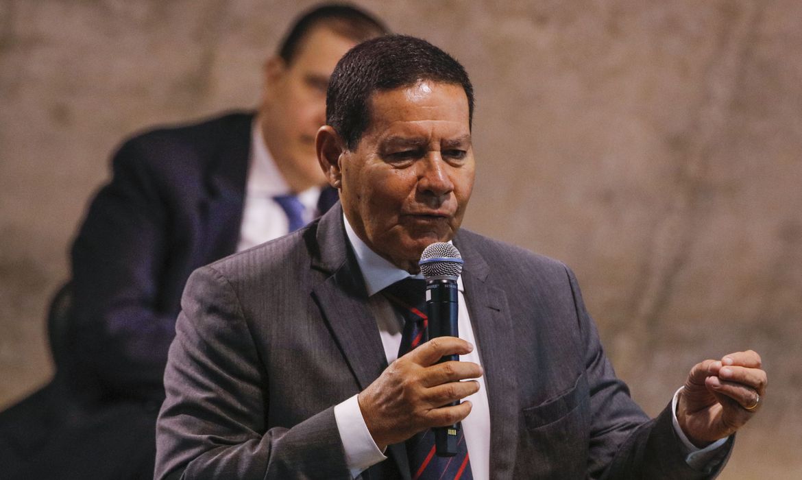 Mourão defende aproximação do governo com partidos de centro