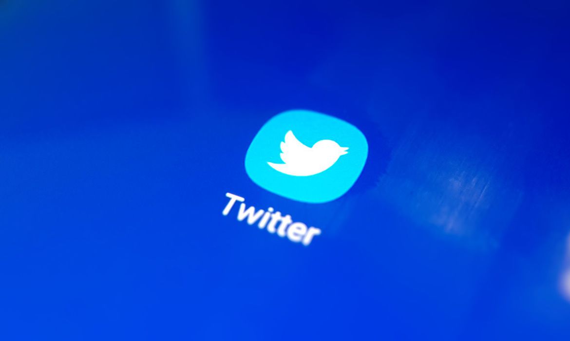 Hackers atacam contas verificadas no Twitter de bilionários e famosos