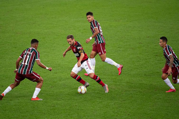 SBT bate Globo no RJ com Fla-Flu e impõe primeira derrota ao JN desde 2015