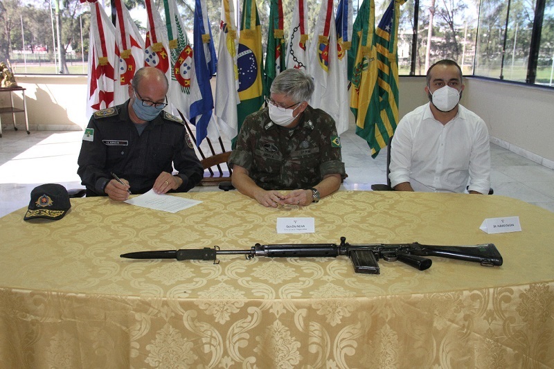 Polícia Militar do RN recebe doação de 200 fuzis do Exército