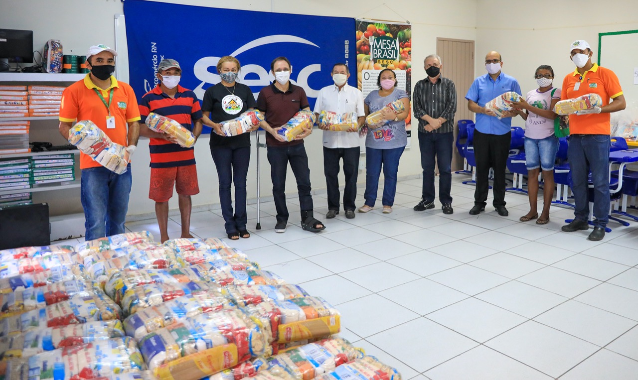Fecomércio entrega kits escolares e cestas básicas a alunos de Macaíba