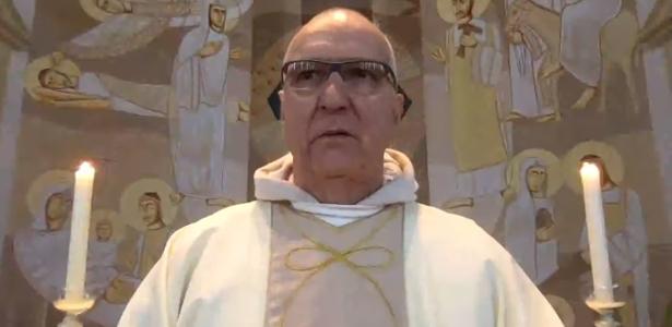'Mandem a polícia, estamos sendo assaltados', diz padre durante missa virtual