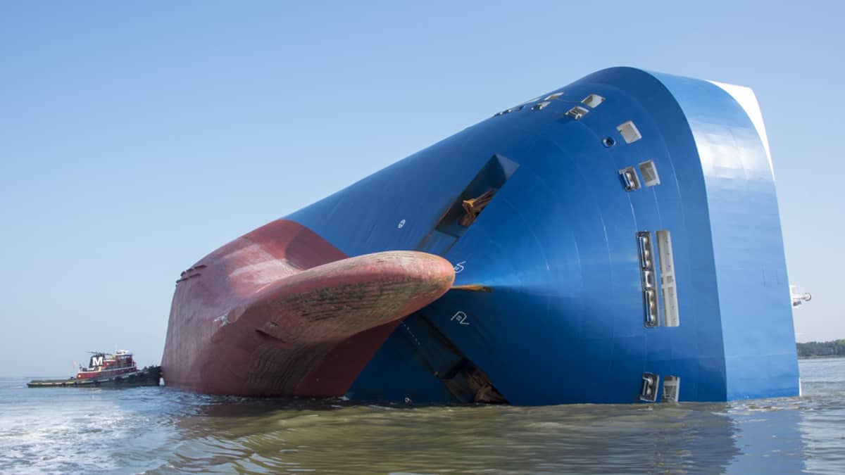 Navio será partido ao meio e afundado com 4,2 mil carros 0 km dentro dele