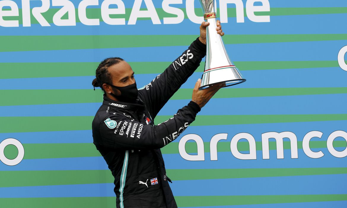 Hamilton repete outra marca de Schumacher e assume liderança na F-1