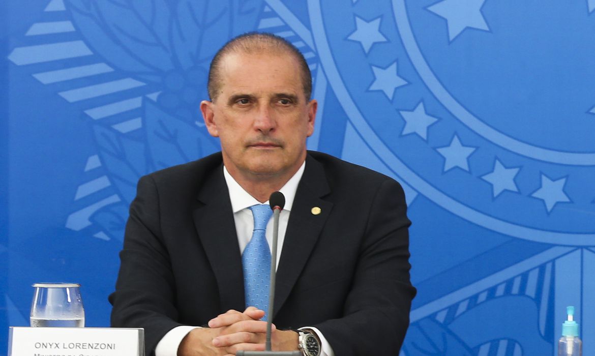 Ministro de Bolsonaro testa positivo para covid e toma cloroquina e ivermectina