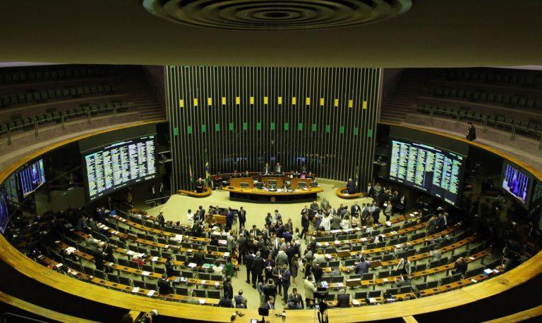 Deputados se queixam por ter salário descontado a cada morte de colega; entenda