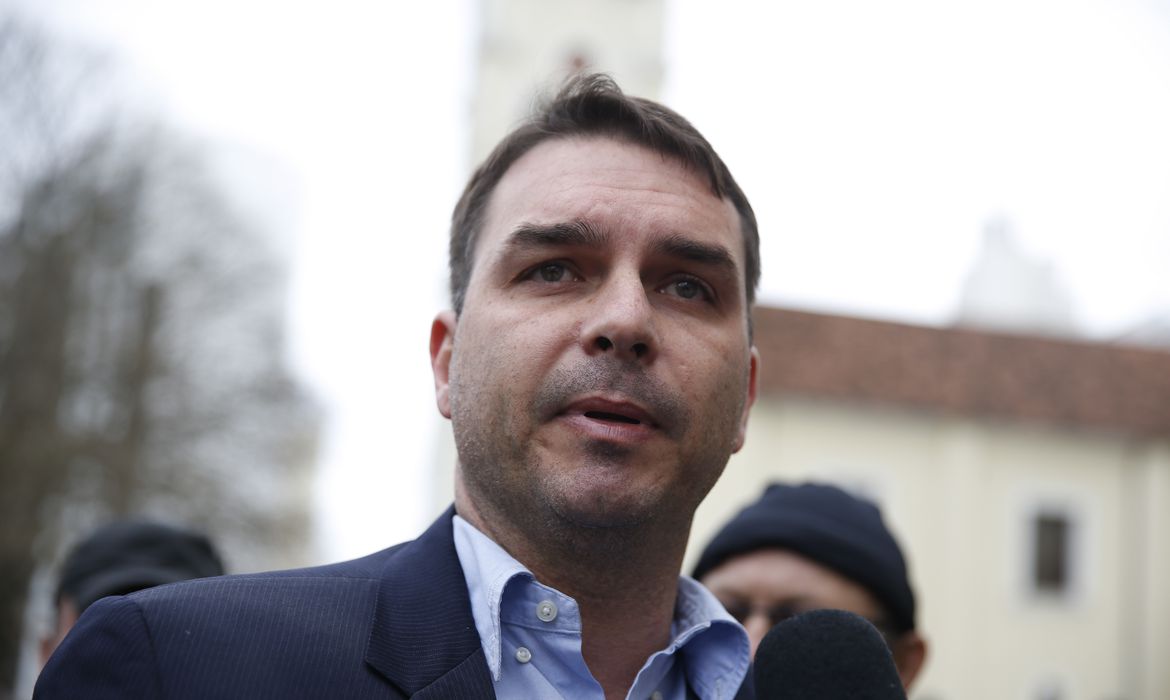 Defesa diz que Flávio Bolsonaro não teve conhecimento sobre vazamento
