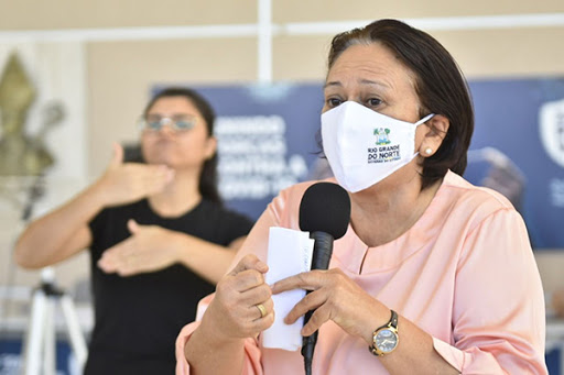 Aglomeração em Ponta Negra é inaceitável, diz Fátima Bezerra