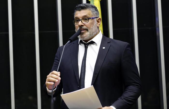 Juíza manda Frota penhorar bens para pagar Gil, mas tem surpresa ao abrir conta