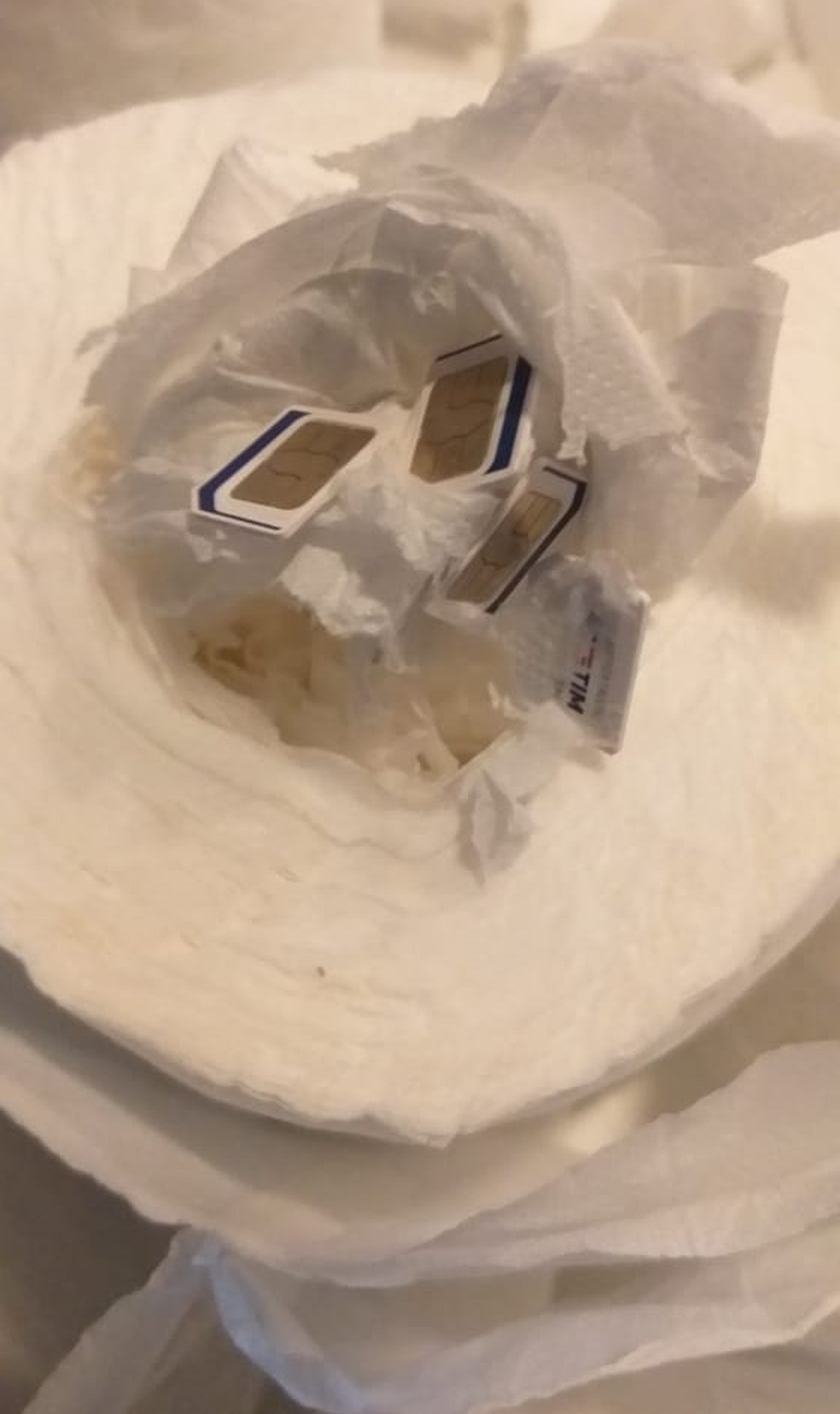 Advogado tenta entrar em presídio com 115 chips de celular no papel higiênico