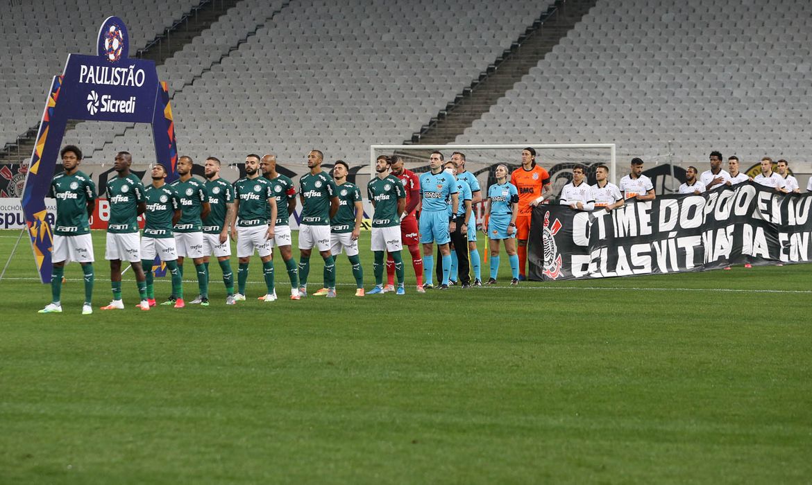 Em dérbi sem público, Corinthians bate Palmeiras em noite de Cássio