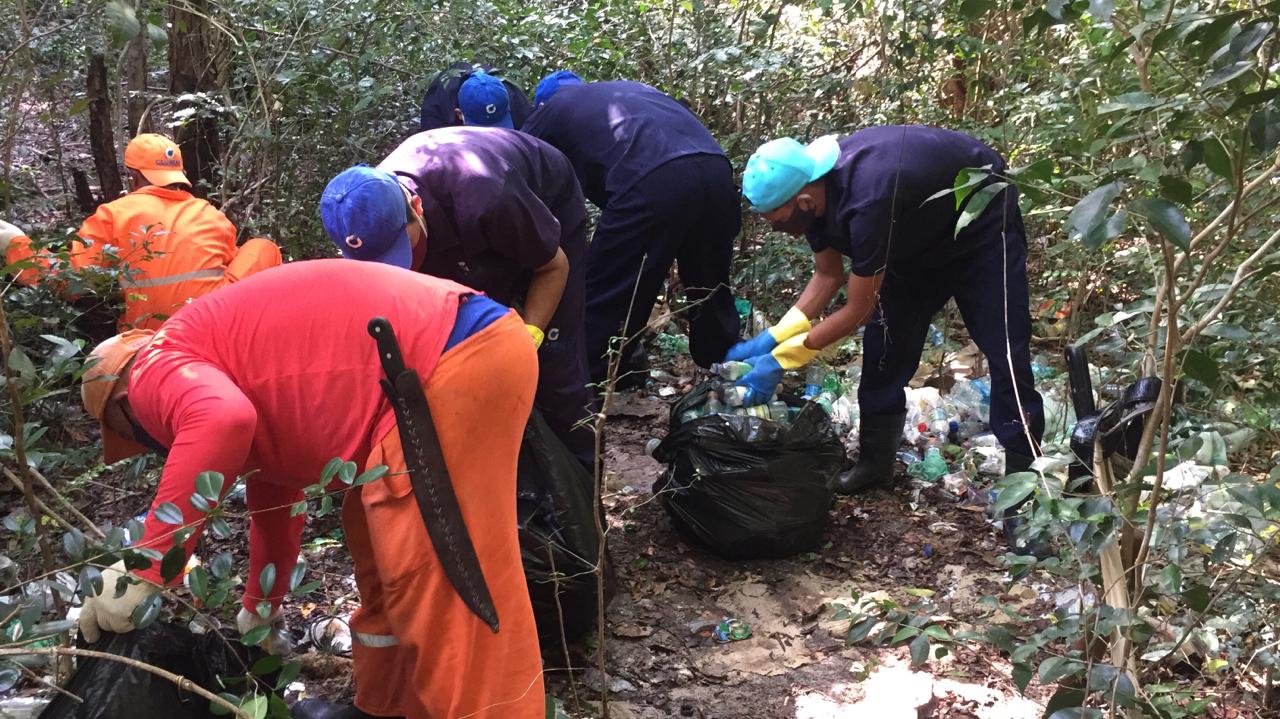 Idema recolhe lixo do Parque das Dunas após invasão por trilha clandestina