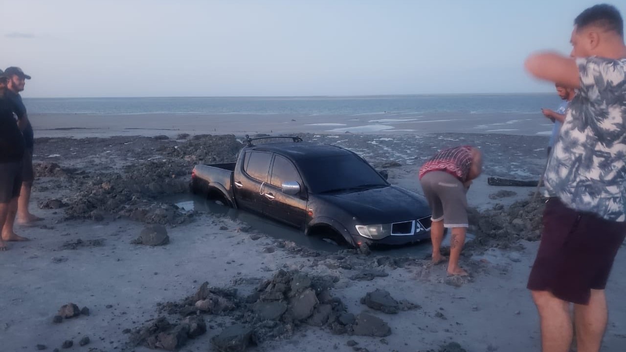 VÍDEO: Maré leva carros de luxo após moradores furarem quarentena; assista