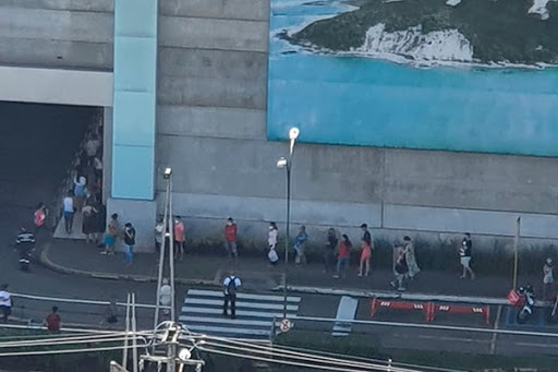 Clientes formam fila antes da reabertura de shopping em Natal