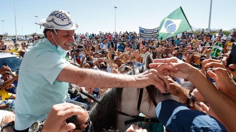 VÍDEO: Bolsonaro é recebido por multidão e fica sem máscara no Piauí; veja