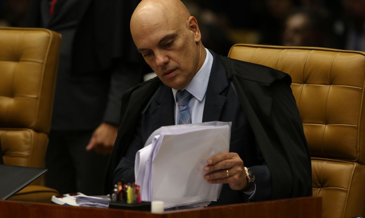 Facebook cumpre decisão de Moraes e bloqueia contas no exterior