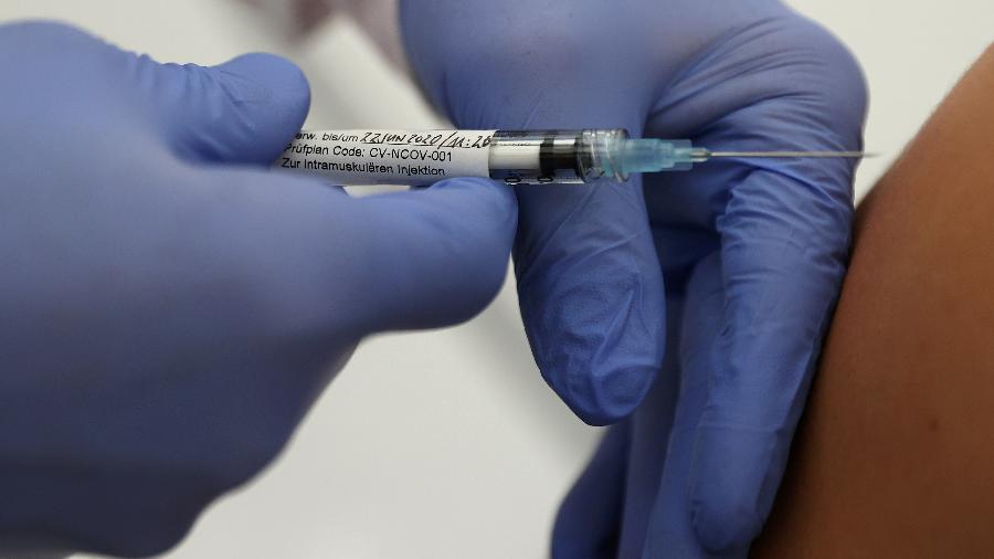 Rússia anuncia vacinação em massa contra coronavírus para outubro