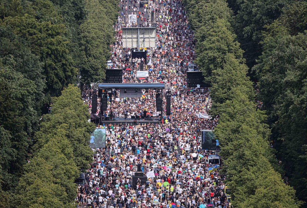 Em Berlim, milhares protestam contra restrições impostas pela Covid-19