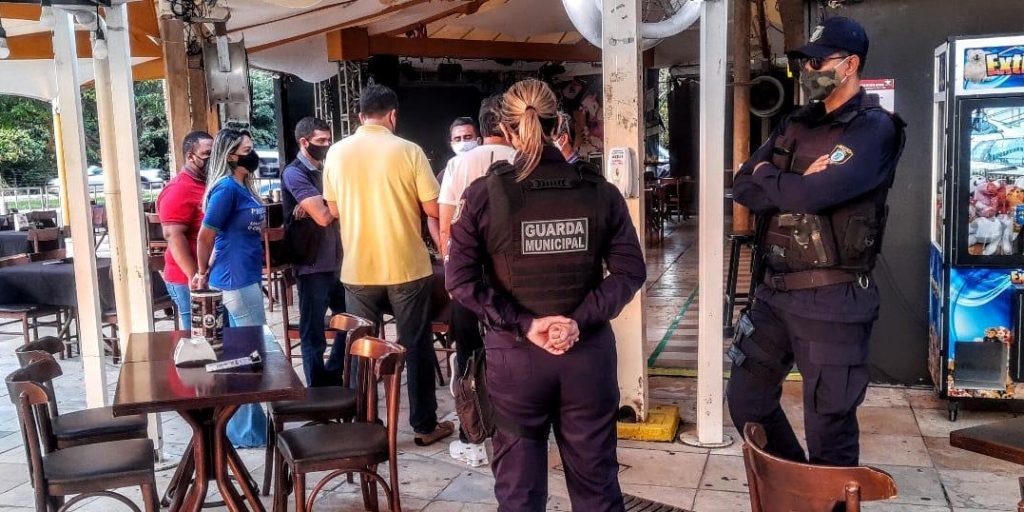 Prefeitura interdita bar que registrou aglomeração em Ponta Negra