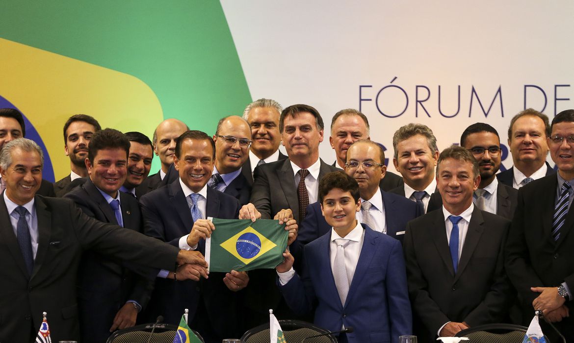 Bolsonaro critica "governadores que quebraram seus estados"