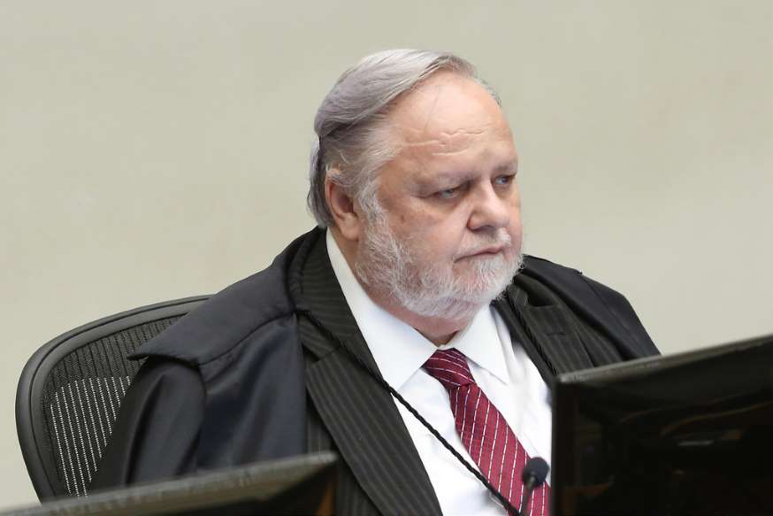 Relator da Lava Jato e do "esquema de rachadinha" no STJ volta a ser internado