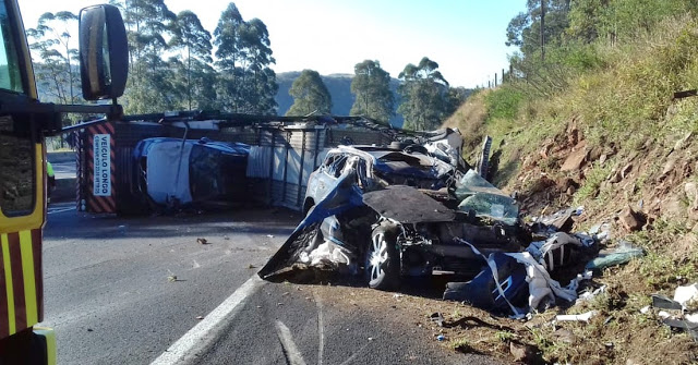 Caminhão-cegonha carregado com carros de luxo tomba no Paraná