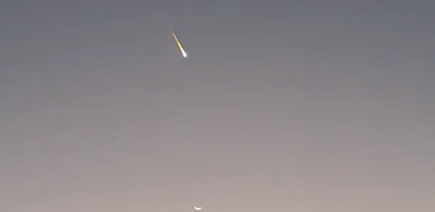 VÍDEO: Câmeras mostram meteoro explodindo no céu de MG, SP e RJ; assista