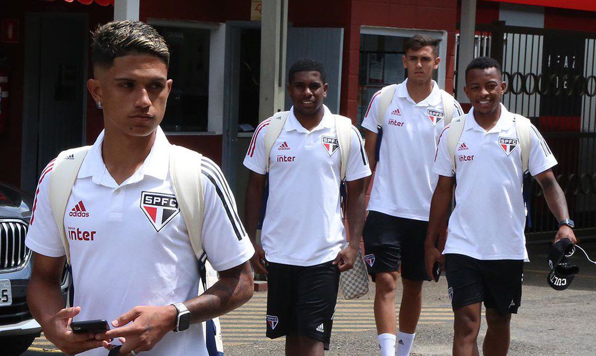 Barcelona contrata 'joia' do São Paulo e põe multa de R$ 1,9 bi