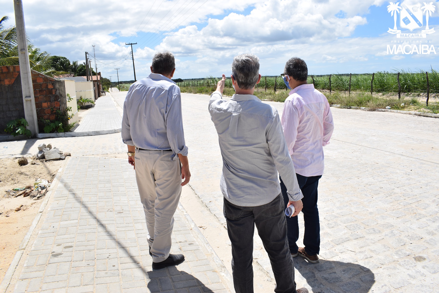 Em agenda de visitas, prefeito de Macaíba confere obra de acesso à futura ZPE