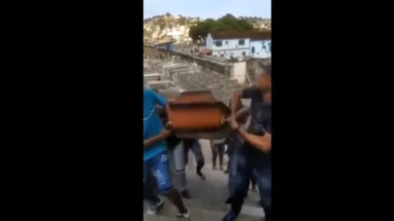 VÍDEO: Família reproduz 'meme do caixão' em enterro no RJ