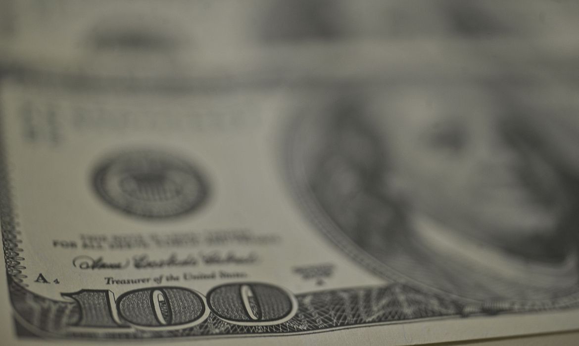 Dólar supera R$ 5,40 e fecha no maior valor desde junho