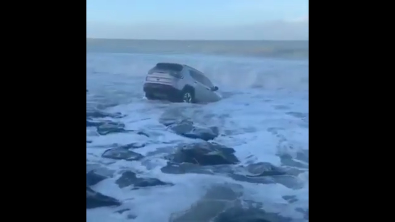VÍDEO: Carro de luxo é arrastado pelo mar no litoral do RN; assista