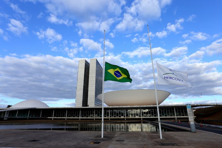 Câmara e Senado decretam luto oficial em respeito aos 100 mil mortos pela Covid
