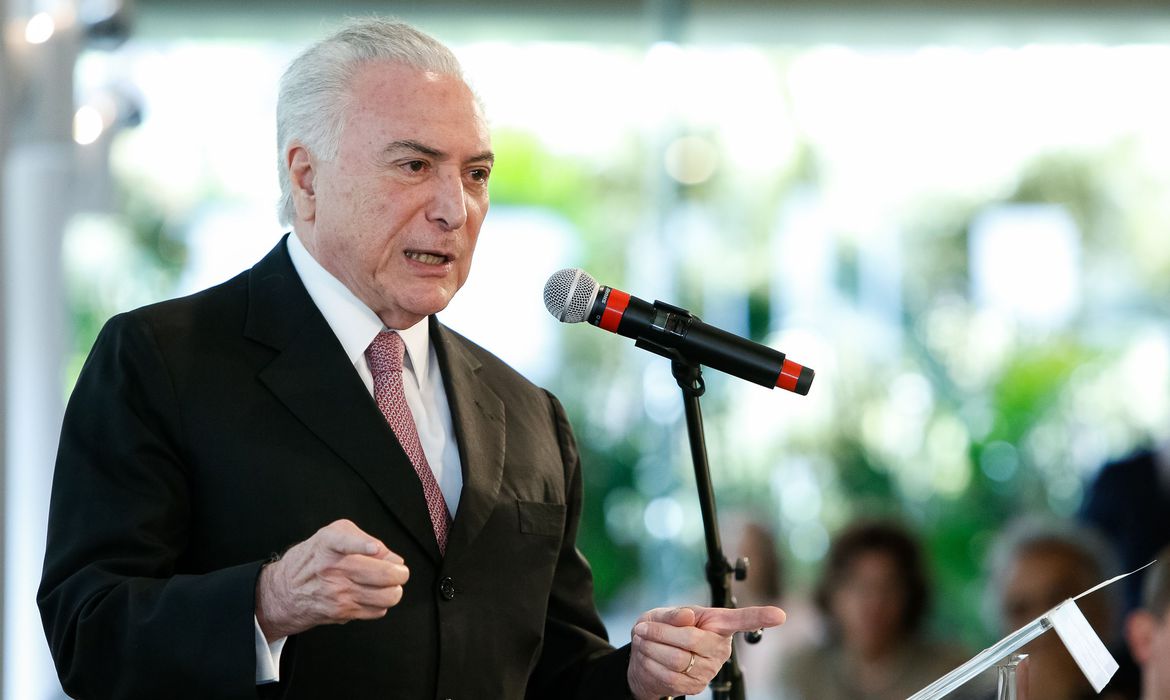 Réu em dois processos, Temer recebe autorização da Justiça para sair do Brasil