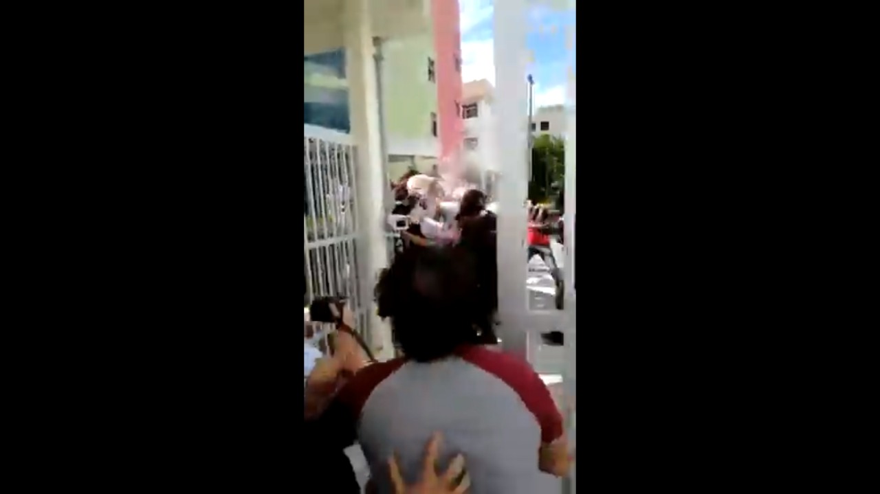VÍDEO: PM usa spray de pimenta em confronto com estudantes do IFRN