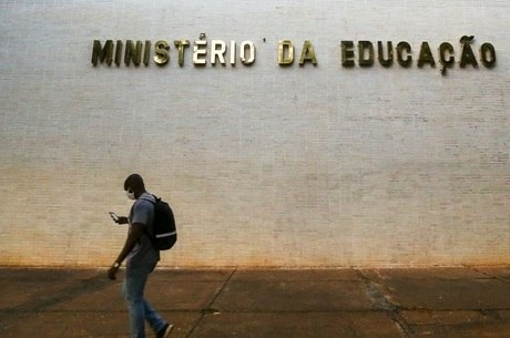 MEC deve ter corte de R$ 4,2 bi em 2021; universidades podem perder R$ 1 bi
