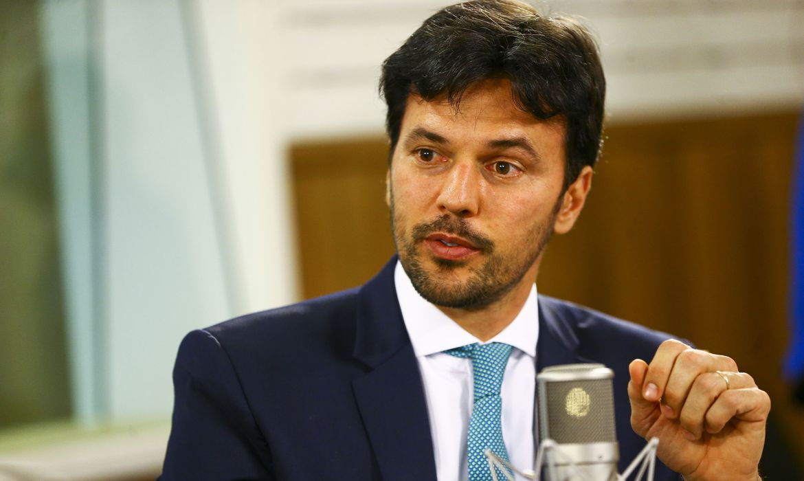 Ministro do RN regulamenta serviços de retransmissão de rádio