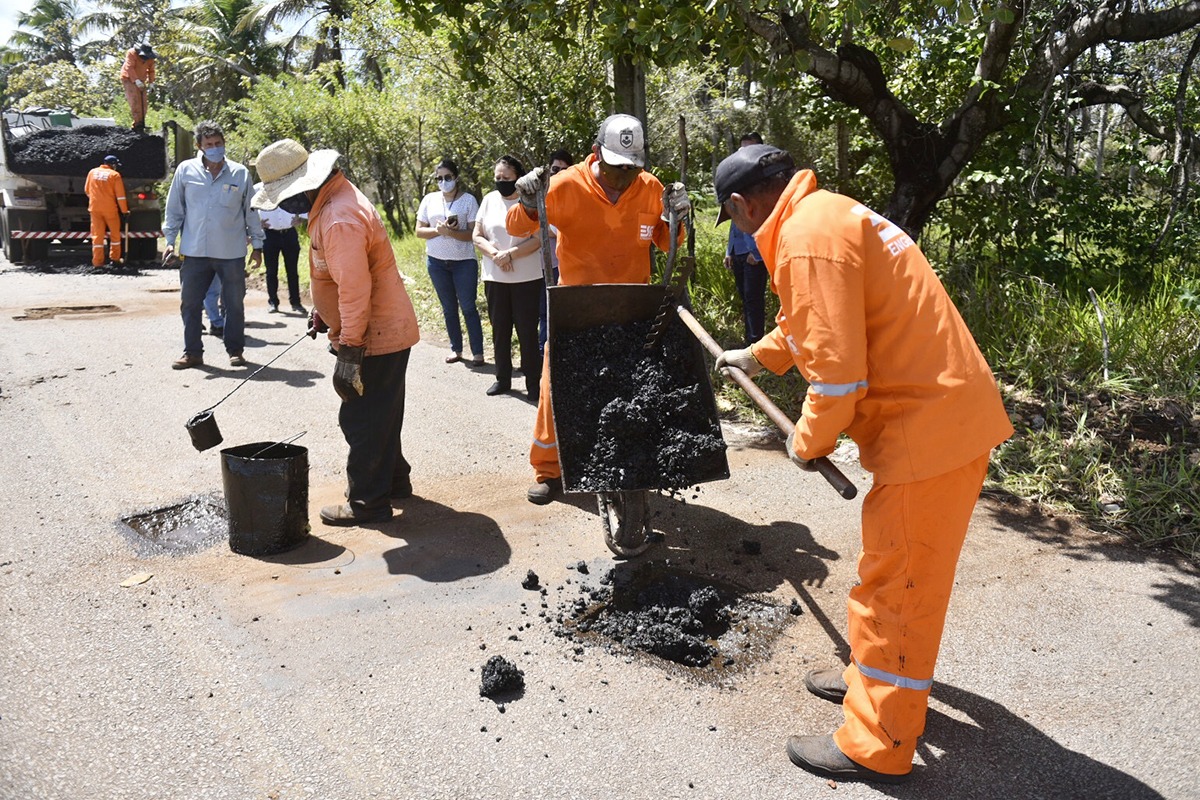 Fátima vistoria obras em estrada turística no RN